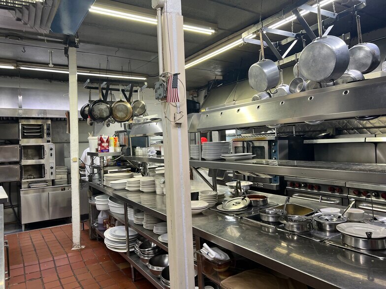More Photos Of 390 City Island Ave, Bronx Restaurant For Lease
