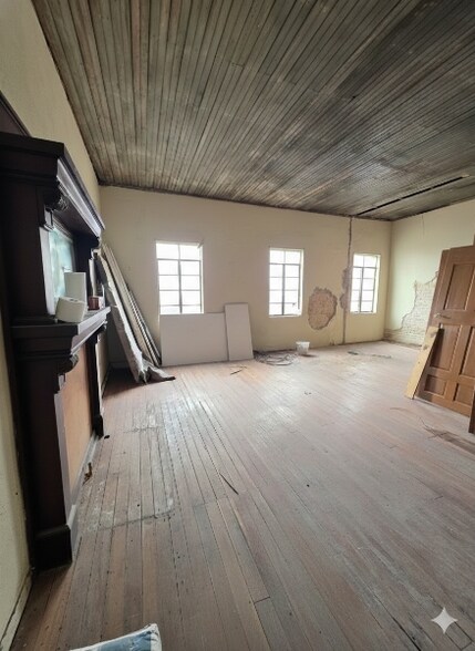 More Photos Of 215 W 6th St, Ferris Office For Sale