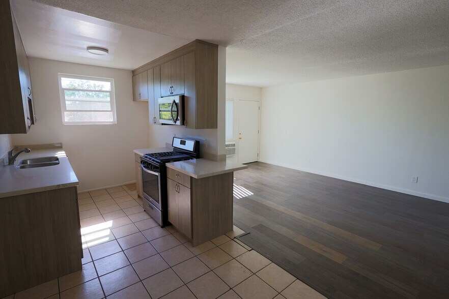 More Photos Of 8000 Owensmouth Ave, Canoga Park Apartments For Sale