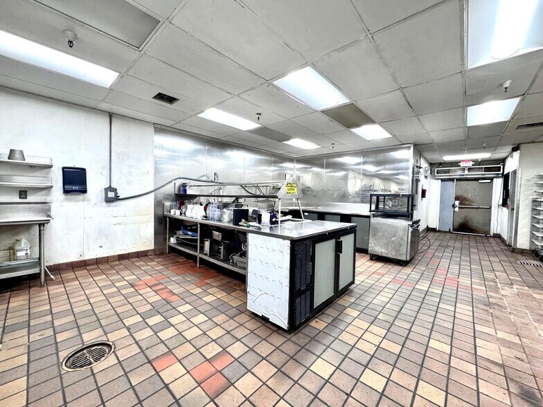 More Photos Of 1987 Hilltop Dr, Redding General Retail For Sale