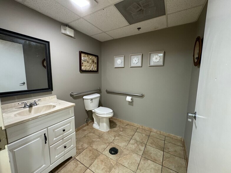 More Photos Of 189 Poplar Pl, North Aurora Warehouse For Lease