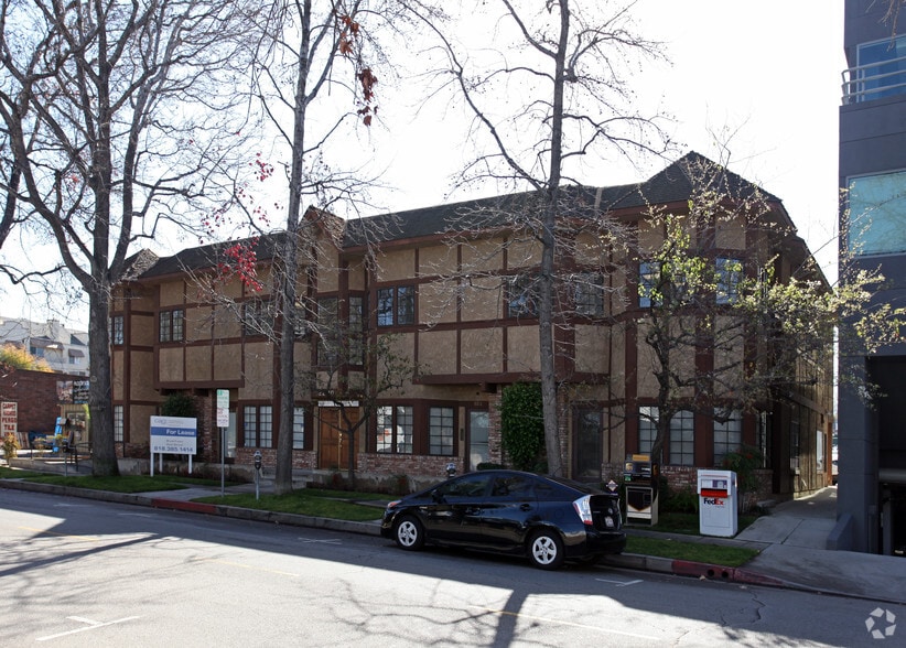 More Photos Of 22110 Clarendon St, Woodland Hills Office For Lease