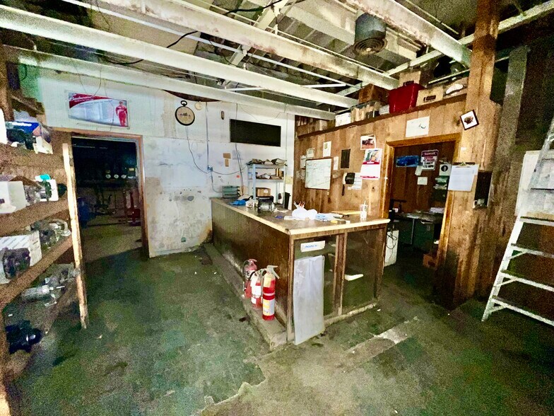 More Photos Of 824 20th St, Huntington General Retail For Sale