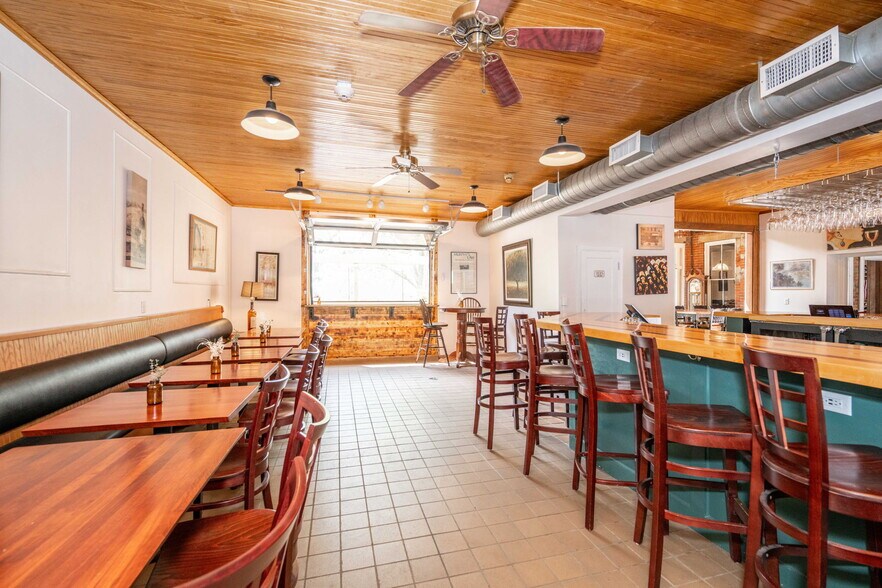 More Photos Of 2015 Madison rd, Cincinnati Storefront Retail Residential For Lease