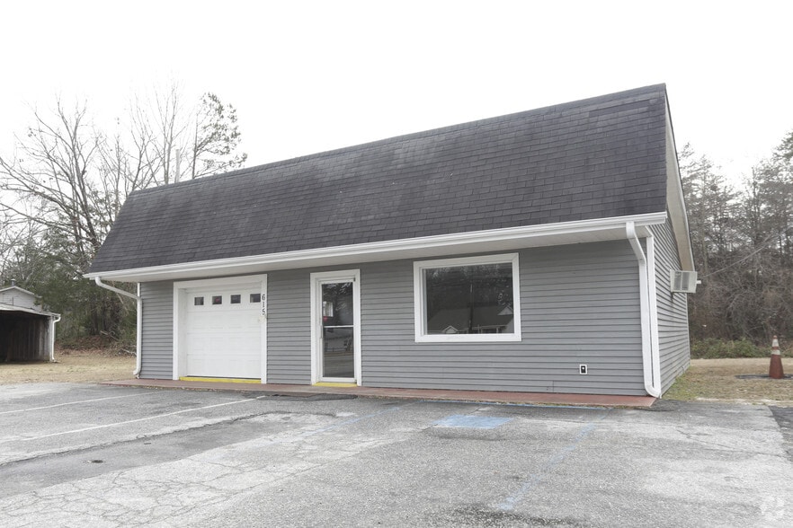 More Photos Of 615 W North 1st St, Seneca Freestanding For Sale