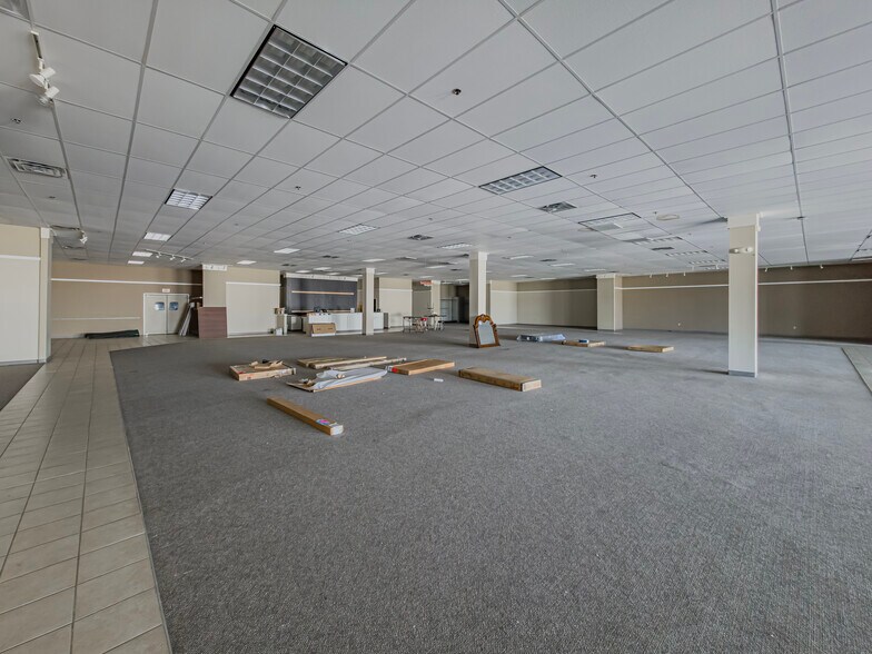 More Photos Of 640 E Washington Ave, Ashburn Freestanding For Sale