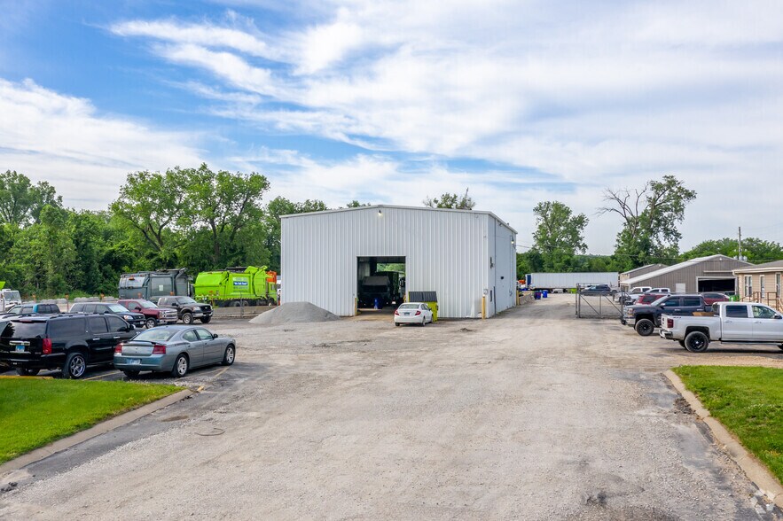 More Photos Of 10011 Woodend Rd, Edwardsville Warehouse For Lease