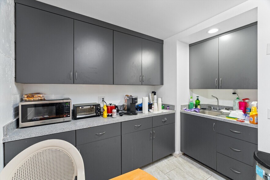 More Photos Of 500 E Willow St, Long Beach General Retail For Sale