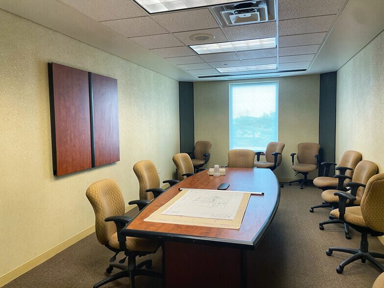 More Photos Of 8930 Waukegan Rd, Morton Grove Office For Lease