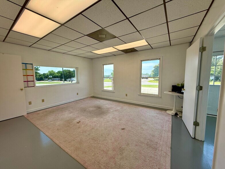 More Photos Of 11815 US Highway 15-501, Aberdeen Distribution For Lease