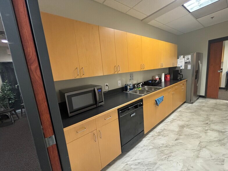 More Photos Of 2900 Lebanon Pike, Nashville Office For Sale