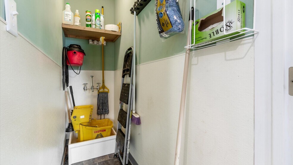 More Photos Of 120 W Main St, Somerset Flex For Sale