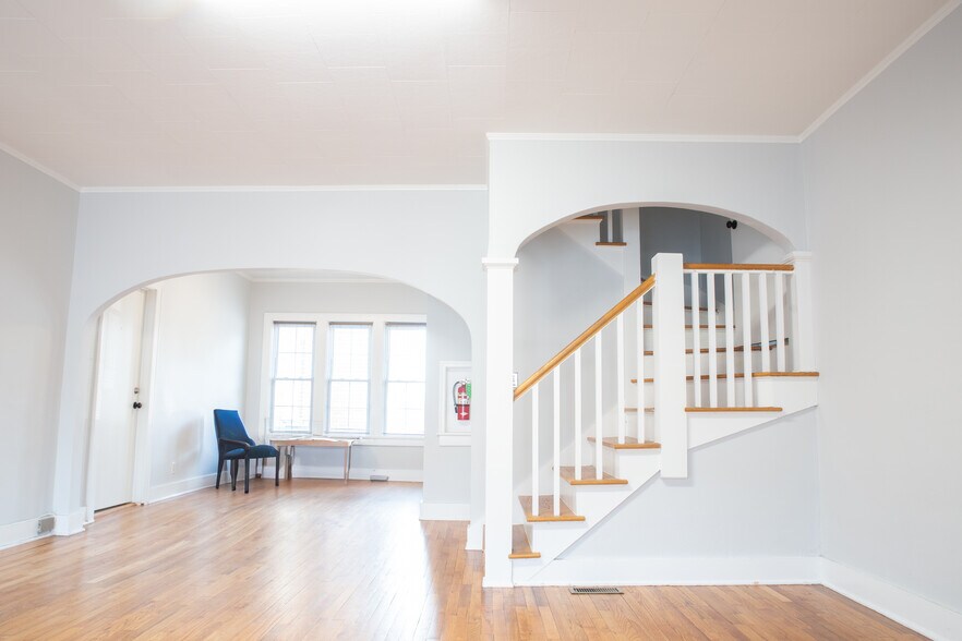 More Photos Of 355 N College Ave, Fayetteville Office For Sale