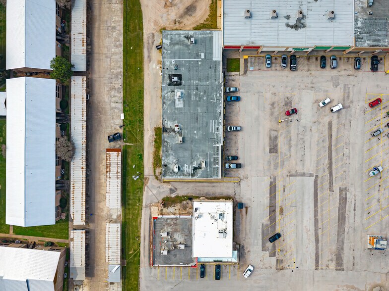 More Photos Of 301-327 S Brazosport Blvd, Freeport Storefront For Lease