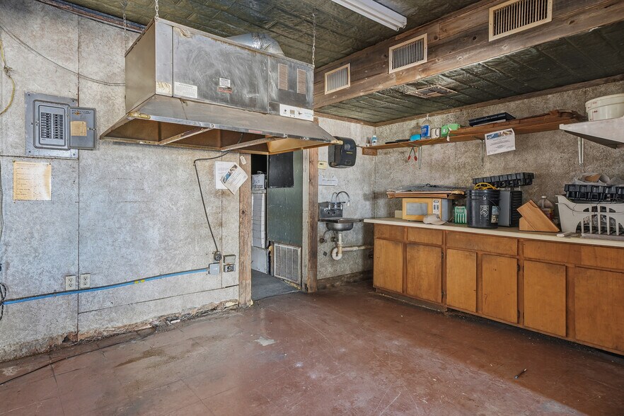 More Photos Of 102 & 106 Wood ave, Woodsboro Storefront For Sale