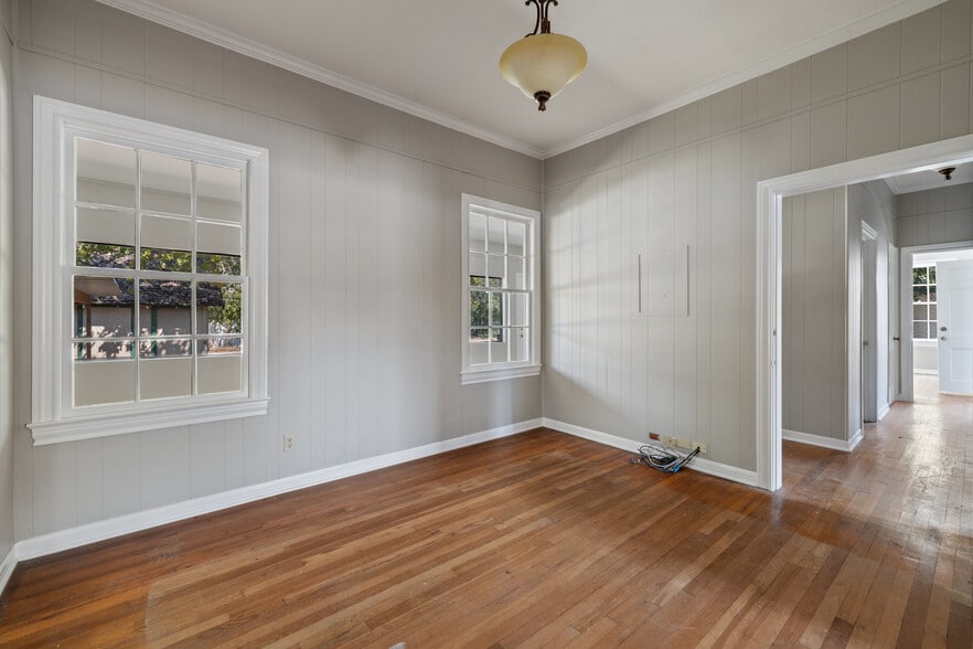 More Photos Of 620 N Main St, Taylor Storefront Retail Office For Sale