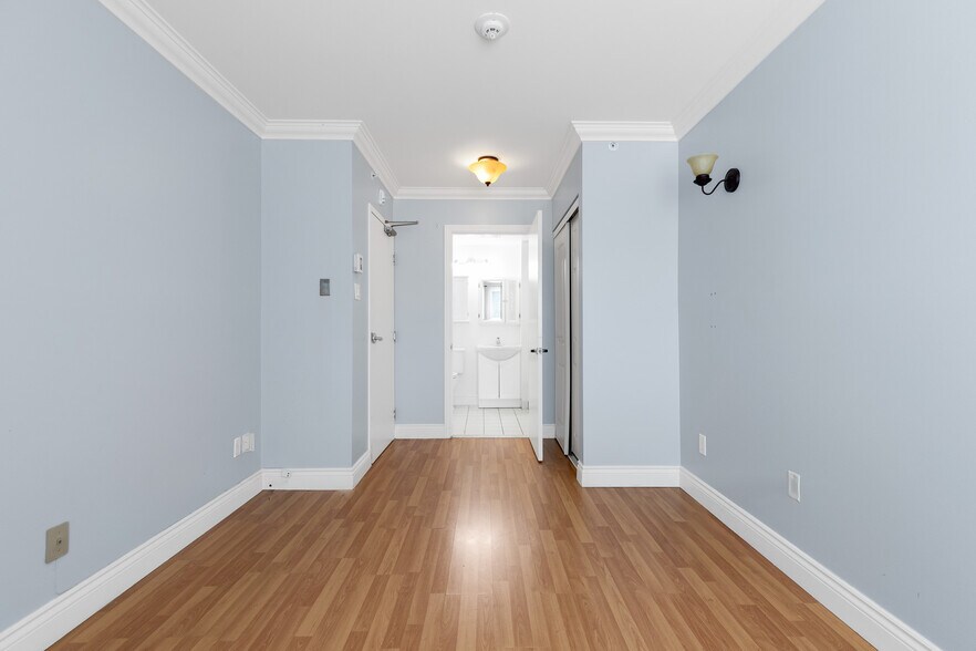 More Photos Of 21 Rue Messier, Mont-saint-hilaire Apartments For Sale