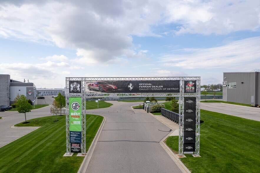 More Photos Of 154 W Speed Way, Pontiac Parking Garage For Sale