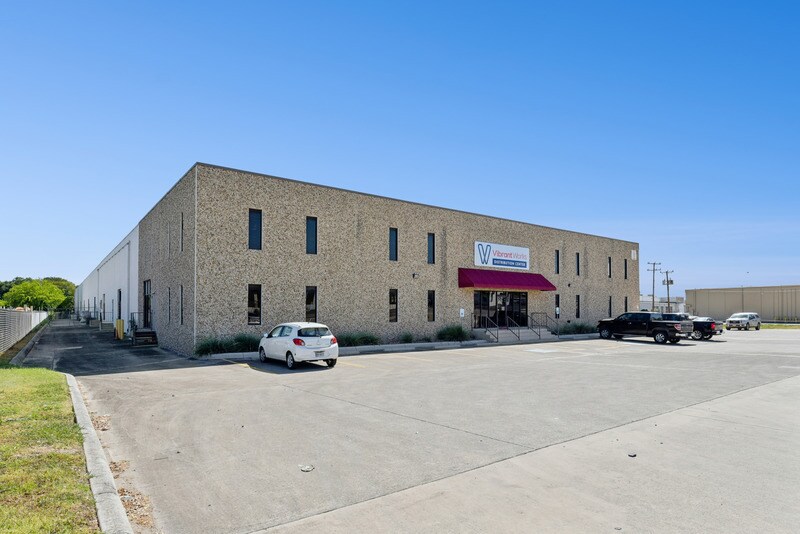 More Photos Of 101 E Nakoma St, San Antonio Showroom For Lease
