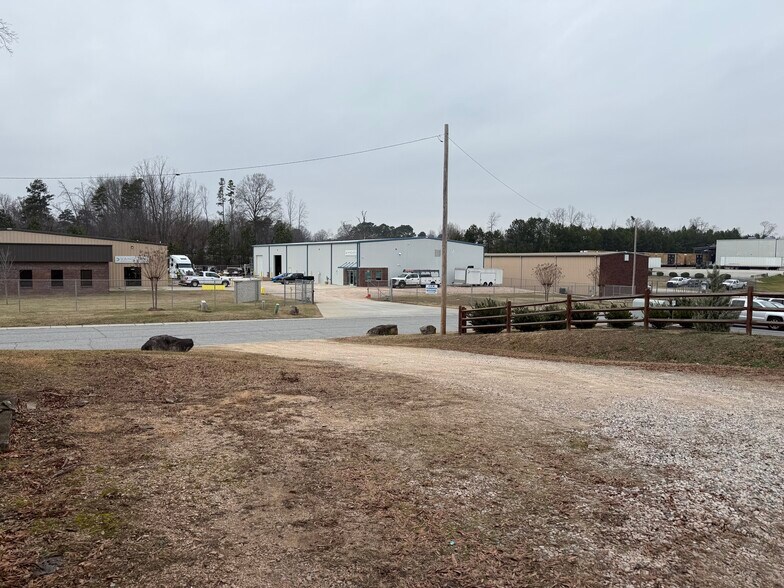 More Photos Of 916 Sprinkler Dr, Landis Warehouse For Lease