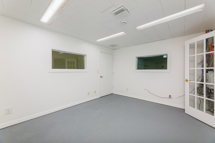 More Photos Of 128 Tomahawk Dr, Indian Harbour Beach Warehouse For Lease