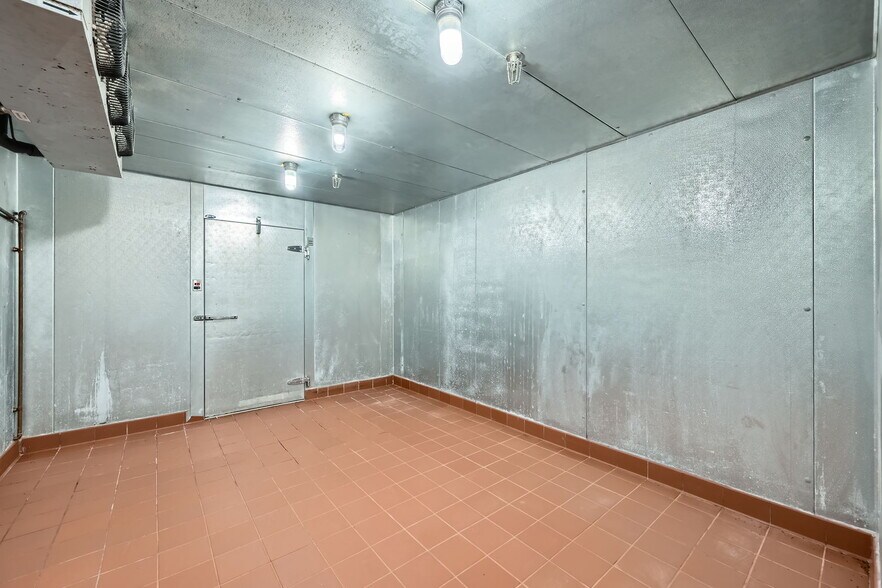 More Photos Of 9846 Zenith Meridian Dr, Englewood Restaurant For Sale