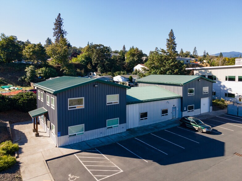 More Photos Of 200 N Wasco Ct, Hood River Warehouse For Lease