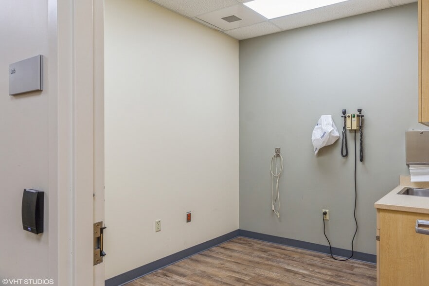 More Photos Of 476 S Main St, Andover Medical For Sale