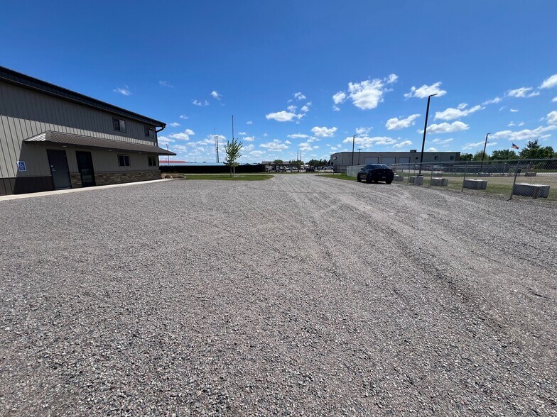 More Photos Of 20021 Edison Cir, Clearwater Warehouse For Lease