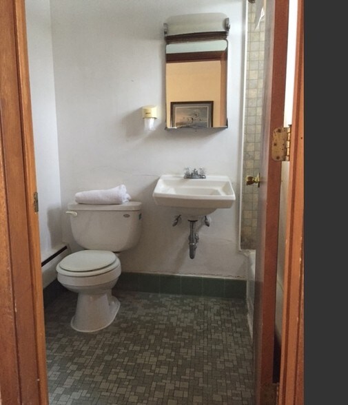 More Photos Of 100 Silver St, Hurley Hotel For Sale