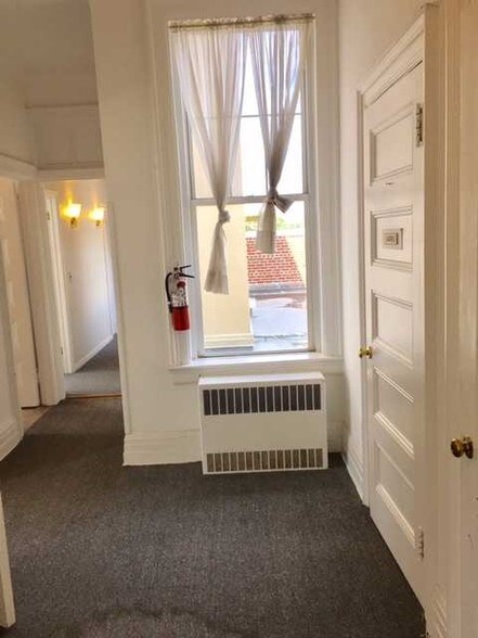 More Photos Of 138 Main St, Sag Harbor Office For Sale