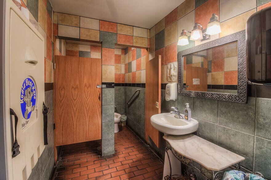 More Photos Of 822 N 1st St, Yakima Restaurant For Sale