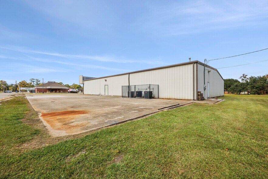 More Photos Of 1390 N Main St, Vidor General Retail For Lease