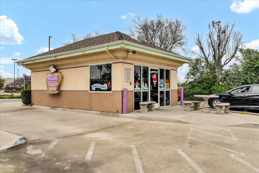 Primary Photo Of 1720 E Noble Ave, Visalia Fast Food For Sale