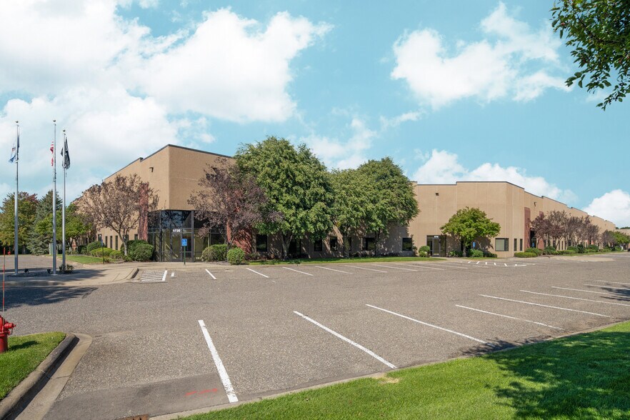 More Photos Of 8720-8786 W 35 W Service Dr, Blaine Warehouse For Lease