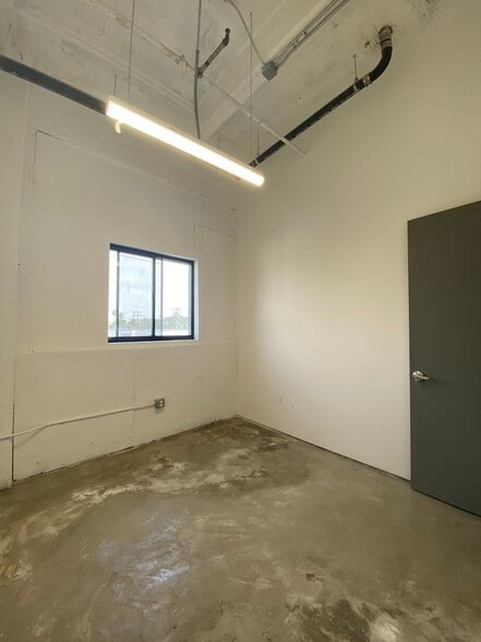 More Photos Of 901 E 31st St, Los Angeles Manufacturing For Lease