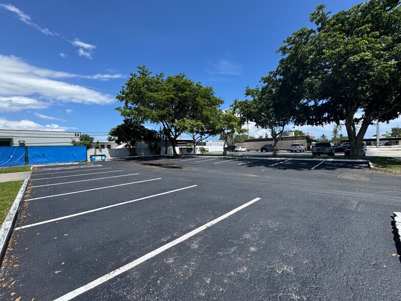 More Photos Of 52 SW 5th Ct, Pompano Beach Manufacturing For Lease