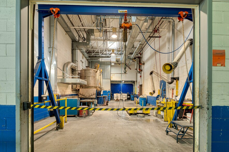 More Photos Of 274 Rue Saint-Louis, Warwick Manufacturing For Sale