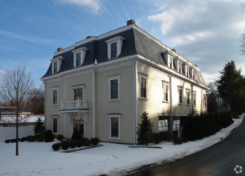 More Photos Of 50 Old Field Point Rd, Greenwich Office For Lease