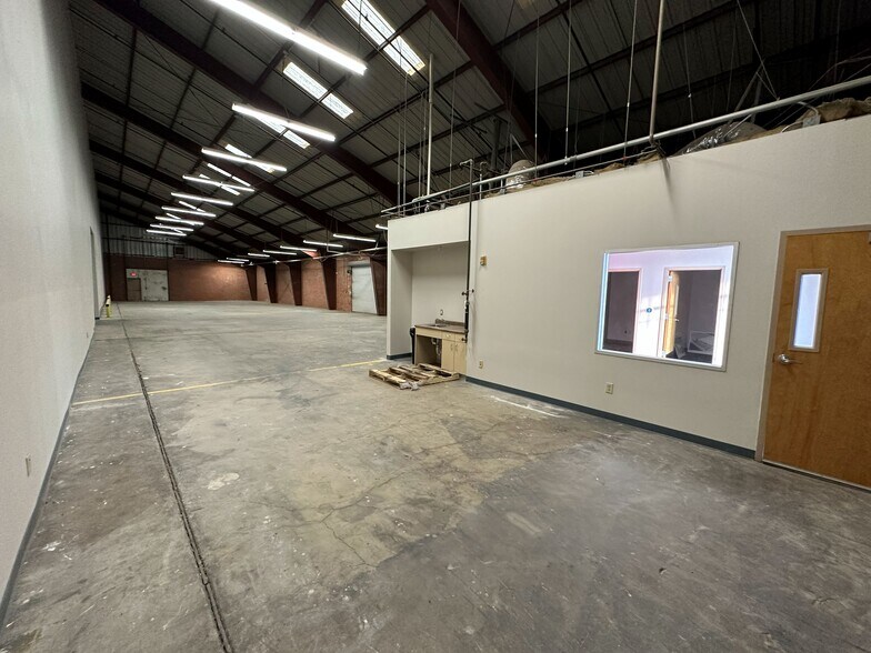 More Photos Of 319 W Peden, San Antonio Distribution For Sale