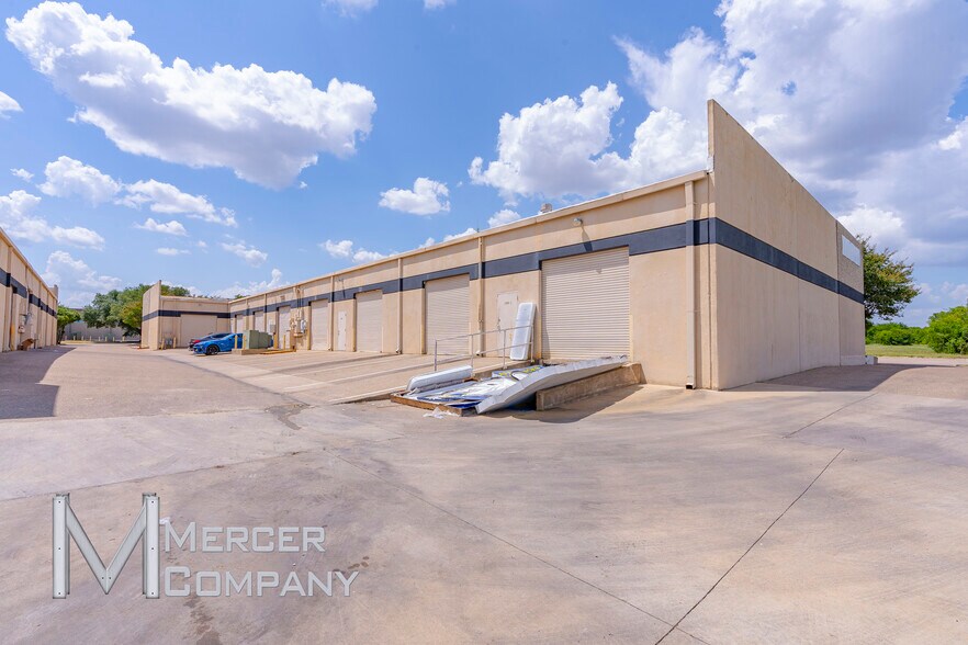 More Photos Of 400 Centre Park Blvd, DeSoto Light Manufacturing For Sale