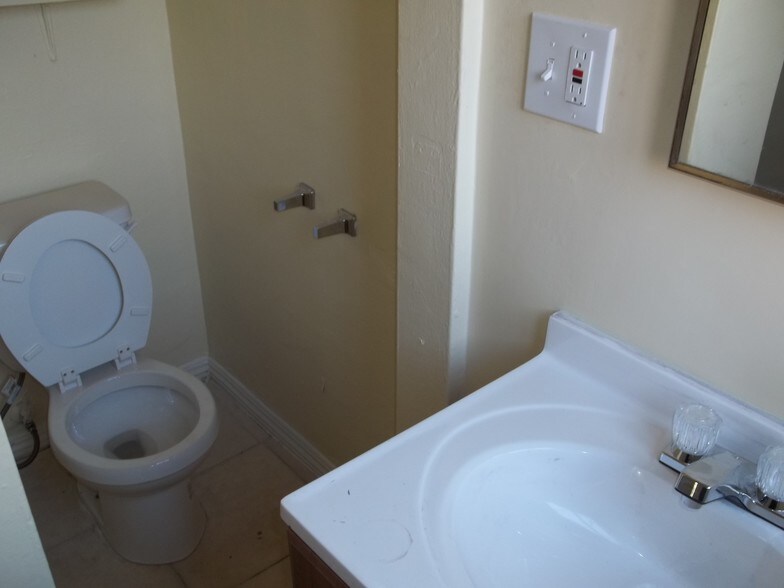 More Photos Of 2208 Lake St, Bakersfield Apartments For Sale