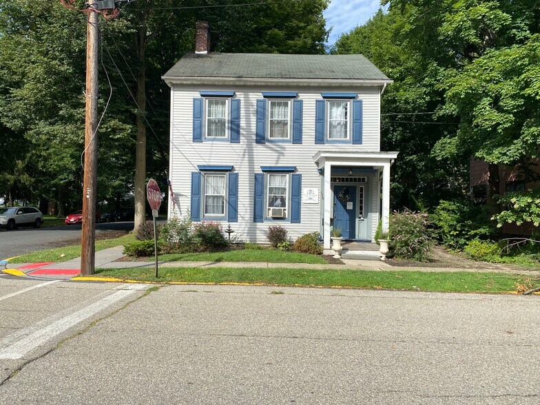 Primary Photo Of 130 Mansfield St, Belvidere Office Residential For Lease