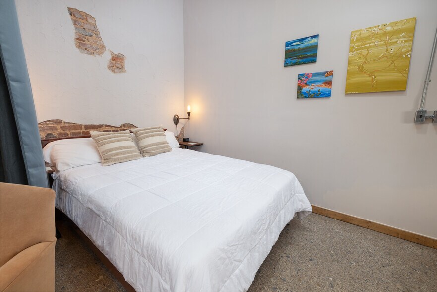 More Photos Of 29 S Carolina St, Hartwell Hotel For Sale