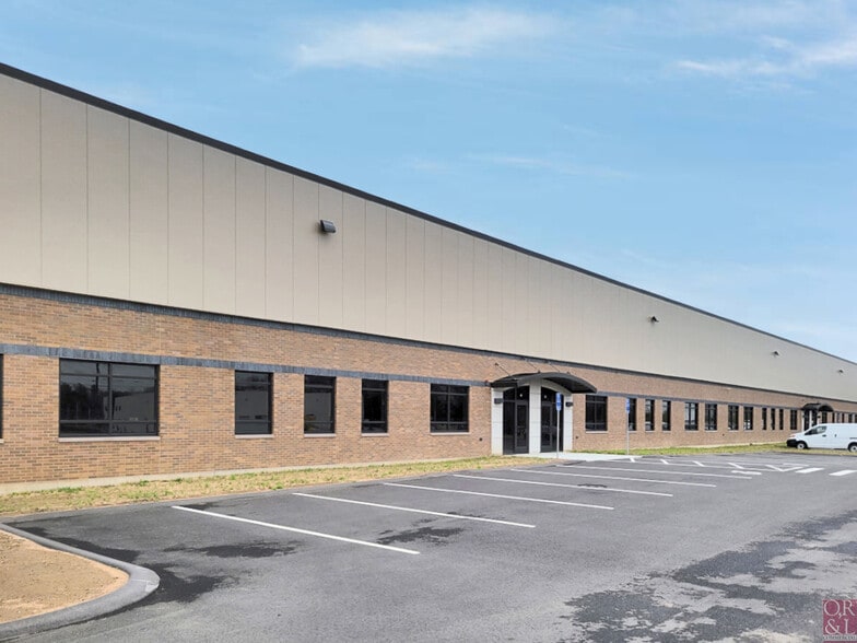 More Photos Of 111 Phoenix Crossing, Bloomfield Showroom For Lease