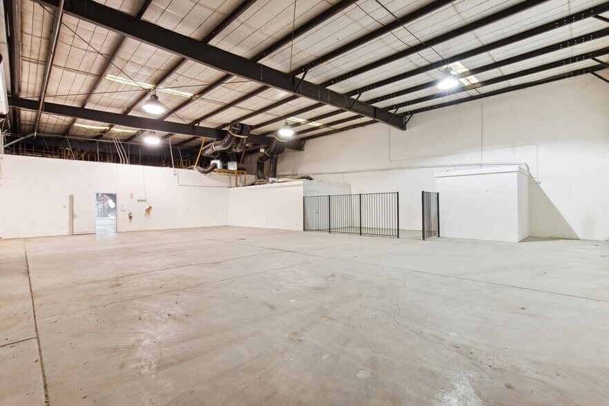 More Photos Of 311 S Pine St, Madera Showroom For Lease