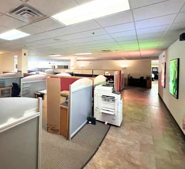 More Photos Of 909 S Perkins St, Appleton Light Manufacturing For Sale