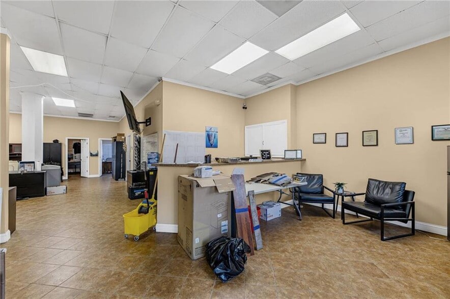 More Photos Of 702 SW South Ave, Blue Springs Warehouse For Lease