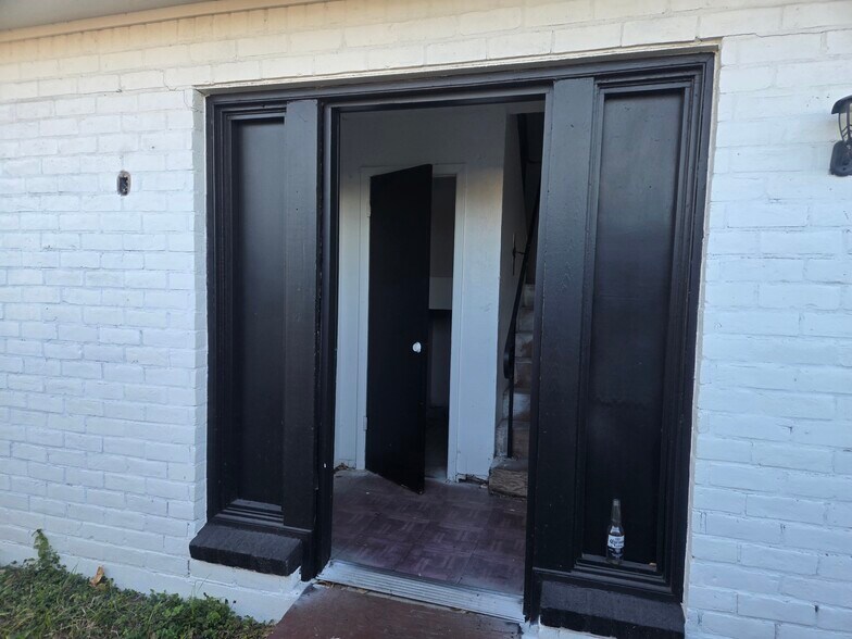 More Photos Of 1200 E Houston St, Beeville Apartments For Sale