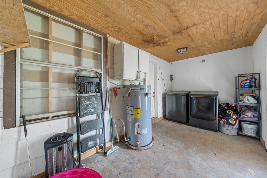 More Photos Of 1020 E Jefferson Ave, Whitney Light Distribution For Sale
